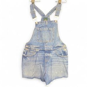 Cute‎ denim shorts overalls with a relaxed fit